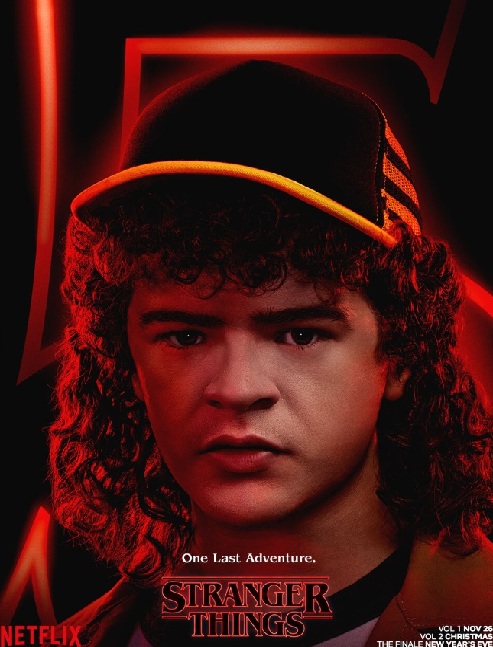 Dustin Henderson con su característica gorra de béisbol y camiseta del Hellfire Club.